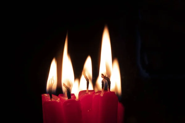 Brandende Rode Kaarsen Het Donker — Stockfoto