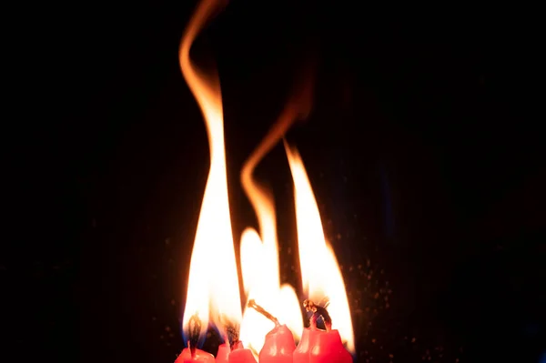 Горящие Красные Свечи Темноте — стоковое фото
