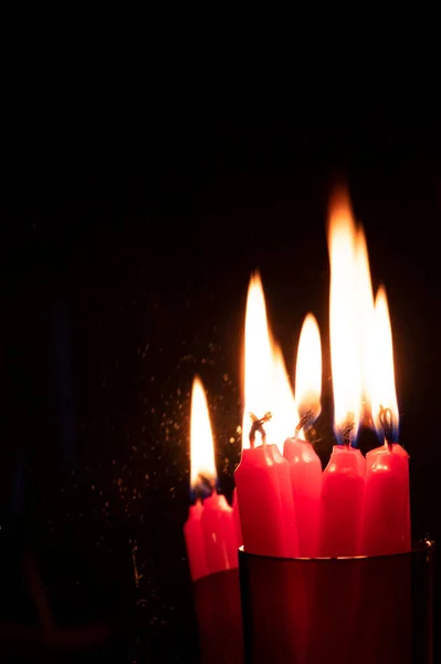 속에서 불타는 촛불들 — 스톡 사진