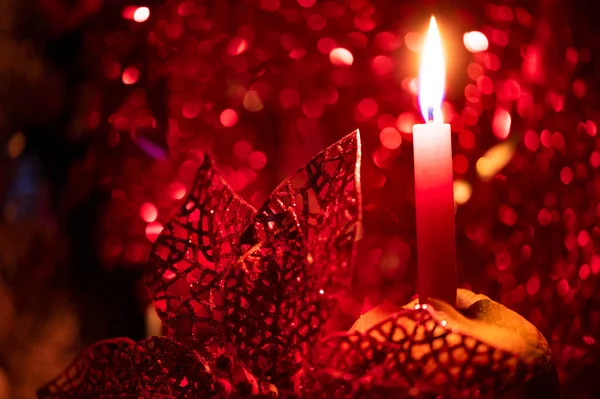 Decorações Natal Com Vela Ardente Vista Perto Fundo Festivo — Fotografia de Stock