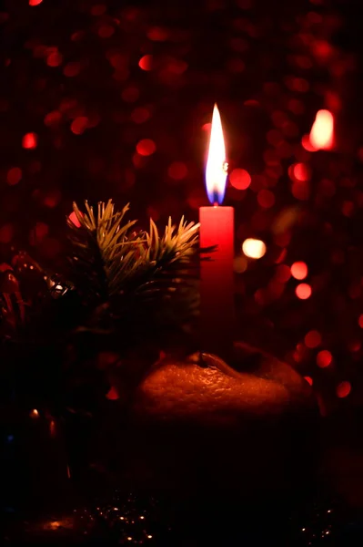 Decorações Natal Com Vela Ardente Vista Perto Fundo Festivo — Fotografia de Stock
