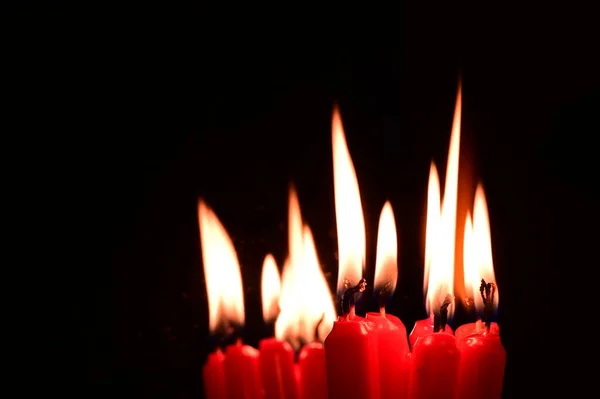 在黑暗中点燃红色的蜡烛 — 图库照片#