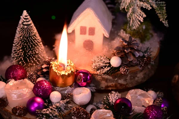 Weihnachtsdekoration Mit Brennender Kerze — Stockfoto