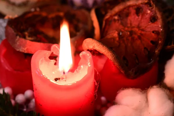 ろうそくを燃やすとのクリスマスの装飾 — ストック写真