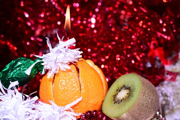 Composition Noël Avec Mandarine Kiwi Bougie Rouge Brûlante — Photo