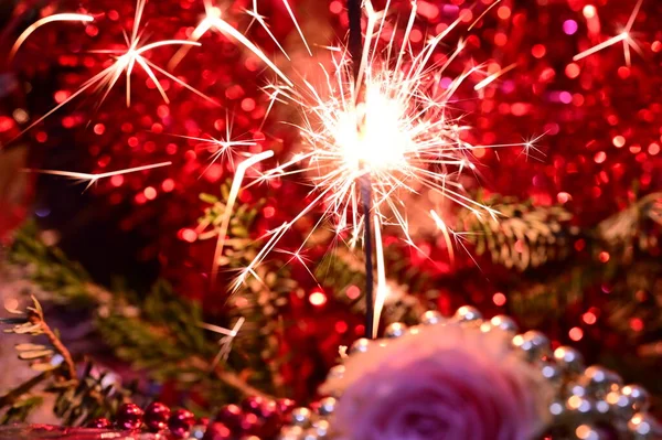 Festivo Sparkler Luce Natale Sfondo Rosso Bokeh Offuscata — Foto Stock