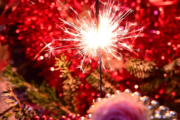 Bengala Festivo Luz Navidad Sobre Fondo Rojo Borroso Bokeh — Foto de Stock