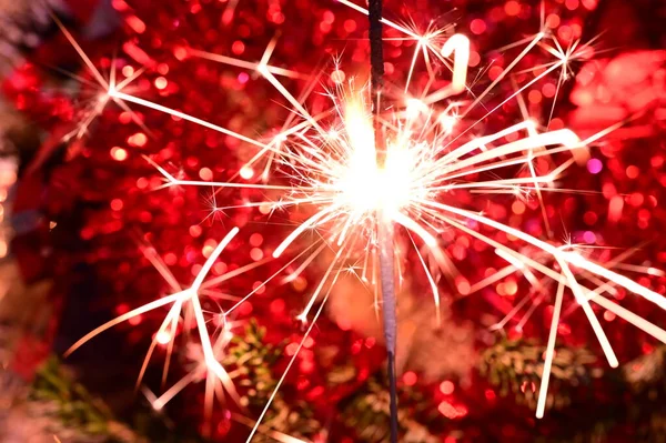 Εορταστική Sparkler Φως Των Χριστουγέννων Κόκκινο Θολή Φόντο Bokeh — Φωτογραφία Αρχείου