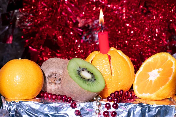 Composition Noël Avec Mandarines Kiwi Bougie Rouge Brûlante — Photo
