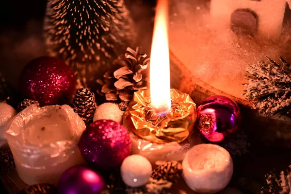 Decorações Natal Com Vela Ardente — Fotografia de Stock