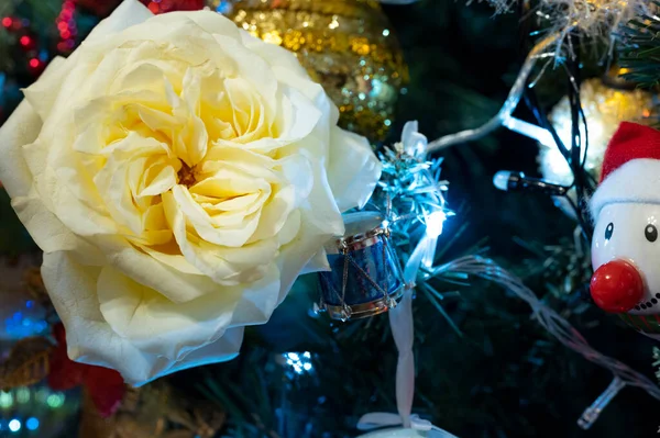 Λευκό Τριαντάφυλλο Λουλούδι Χριστουγεννιάτικο Δέντρο Και Διακοσμήσεις — Φωτογραφία Αρχείου