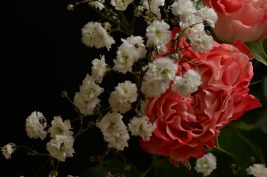 Güllerle süslenmiş güzel çiçek kompozisyonu