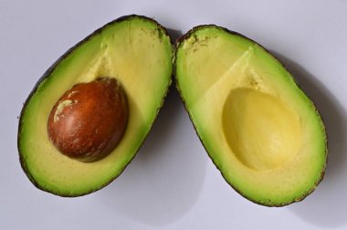 Beyaz arka planda yarım avokado.