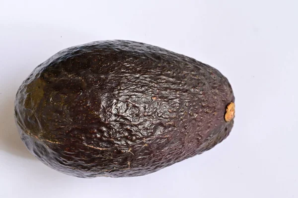 Frische Avocado Auf Weißem Hintergrund — Stockfoto