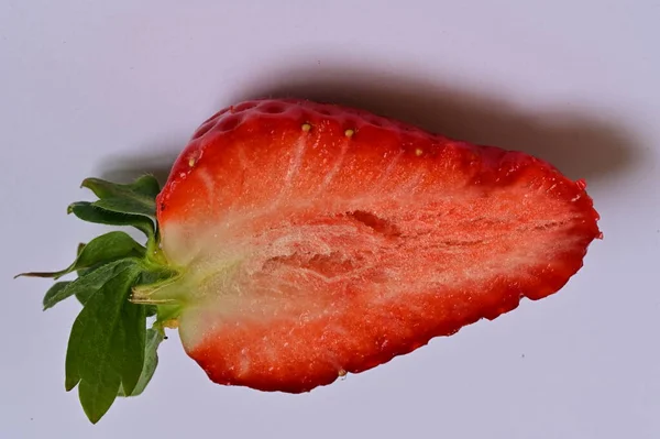 배경에 딸기를 클로즈업하는 — 스톡 사진