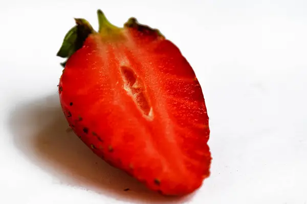 Frische Reife Halbierte Rote Erdbeere Auf Weißem Hintergrund — Stockfoto