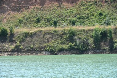 Mavi suyu olan güzel bir göl, doğa