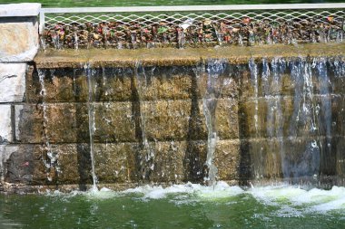 Parktaki çeşme, su akışı 