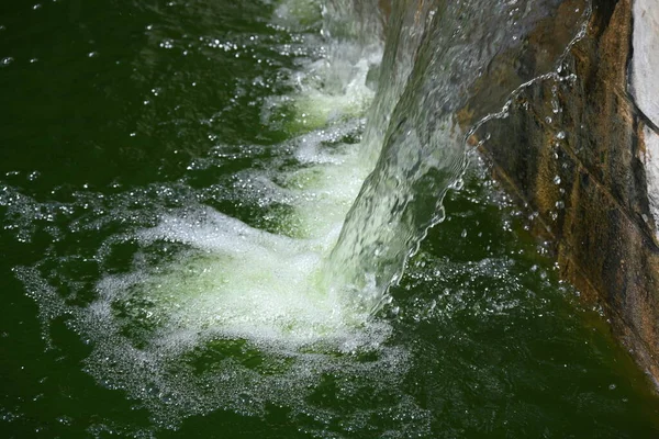 公園の噴水 水の流れ — ストック写真