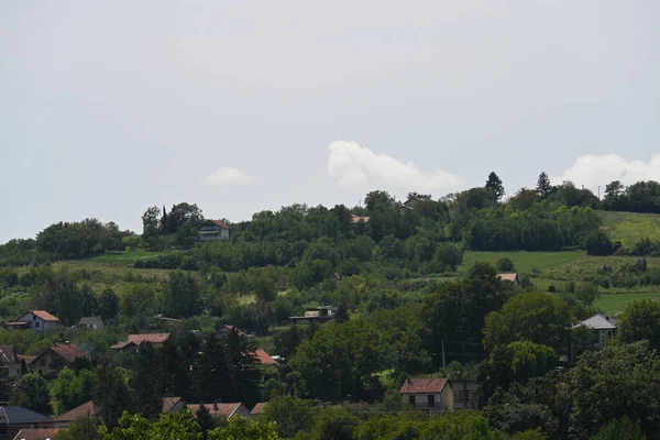Vista Sull Architettura Della Città Con Montagne Verdi — Foto Stock