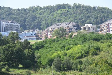 Dağlardaki otellerin manzarası 