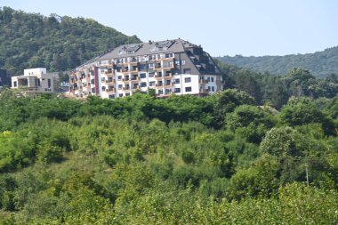 Dağlardaki otellerin manzarası 