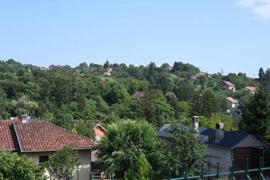 Yeşil dağları olan şehir mimarisi manzarası