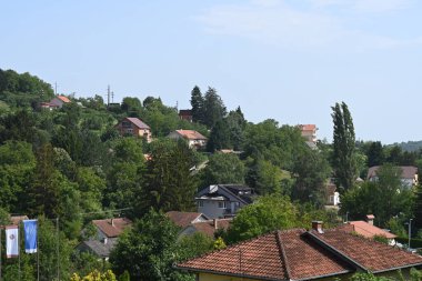 Yeşil dağları olan şehir mimarisi manzarası