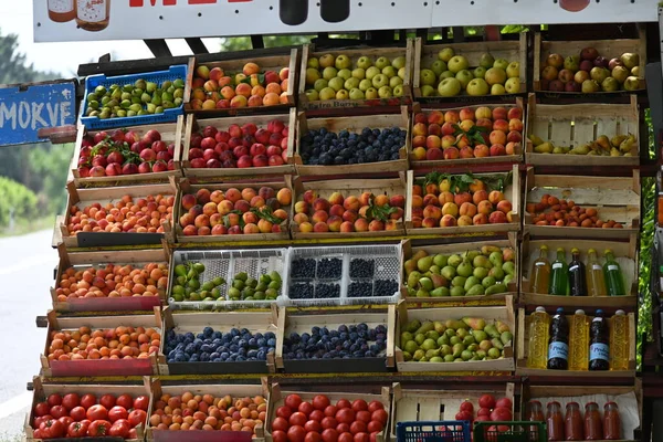 Νωπά Βιολογικά Φρούτα Και Λαχανικά Στην Αγορά — Φωτογραφία Αρχείου