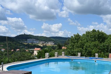 Dağlarda bir otelde yüzme havuzu.