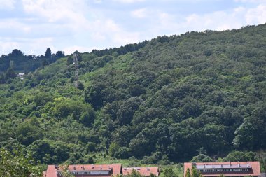 Mavi gökyüzü arka plan üzerinde Yeşil dağlar