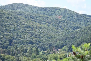 Mavi gökyüzü arka plan üzerinde Yeşil dağlar