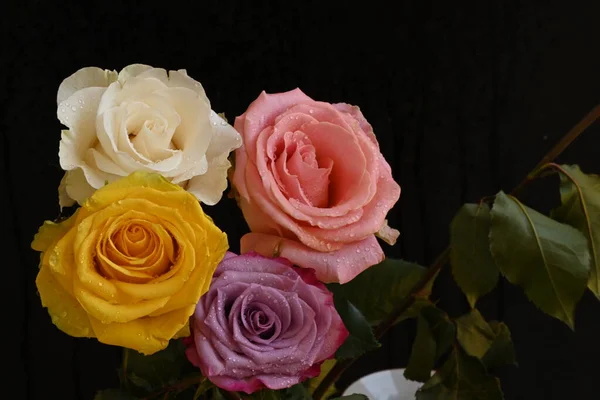 Krásná Růže Květiny Kytice Černém Pozadí — Stock fotografie