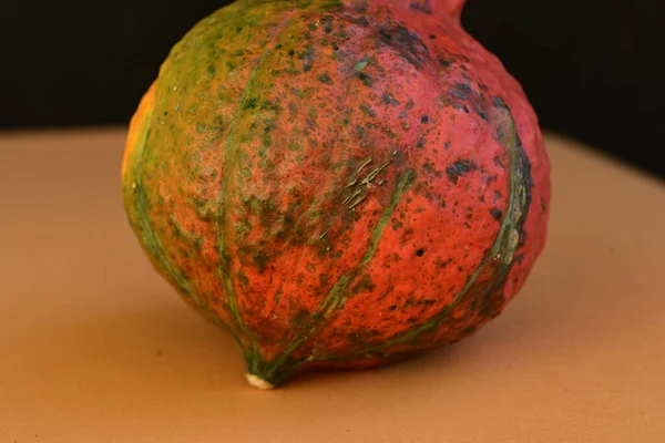 黑色背景的新鲜成熟的彩色南瓜的特写 — 图库照片