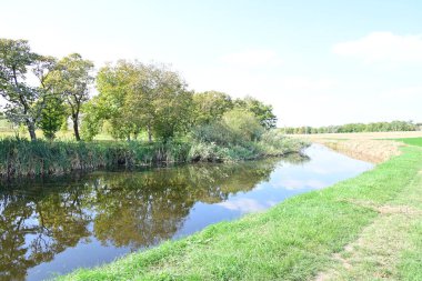 Yazın güzel göl manzarası