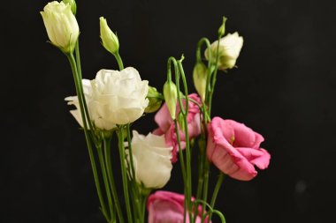 Güzel bir buket çiçek.