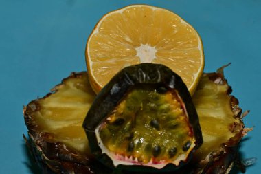 portakal, tutku meyvesi, ananas, stüdyo arka planında taze olgun meyveler.