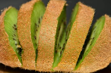 Arka planda taze kivi meyvesi