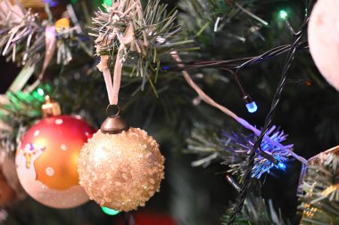 Noel ağacındaki Noel süslemeleri, şenlikli arka plan