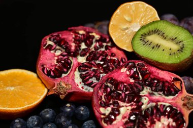 Siyah arkaplanda sağlıklı meyveler