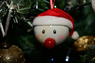 Noel ağacındaki Noel süslemeleri, şenlikli arka plan