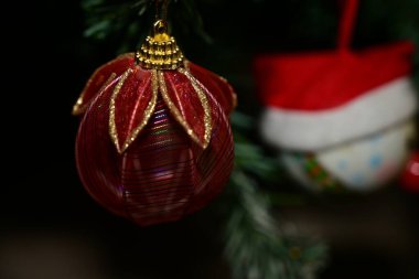 Noel ağacındaki Noel süslemeleri, şenlikli arka plan