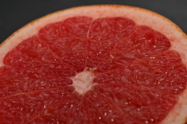 Kırmızı greyfurt makrosu. Yakın çekim.
