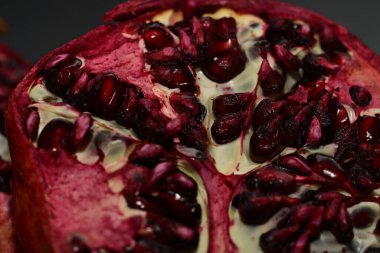 Siyah arkaplanlı kırmızı nar meyvesi