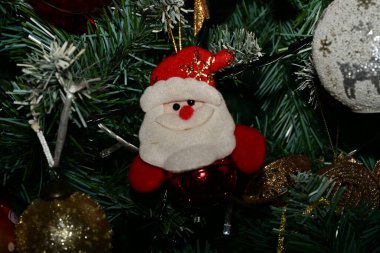 Noel ağacındaki Noel süslemeleri, şenlikli arka plan