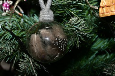 Noel ağacındaki Noel süslemeleri, şenlikli arka plan