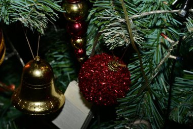 Noel ağacındaki Noel süslemeleri, şenlikli arka plan