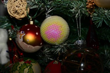 Noel ağacındaki Noel süslemeleri, şenlikli arka plan