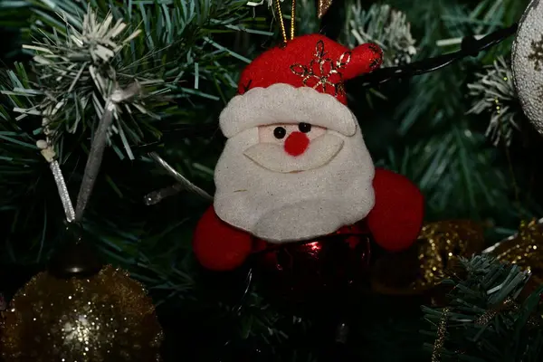 Noel ağacındaki Noel süslemeleri, şenlikli arka plan