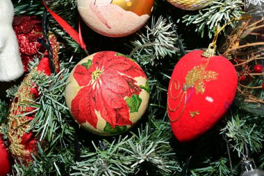 Noel ağacındaki Noel süslemeleri, şenlikli arka plan